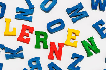 Wort Lernen in bunten Buchstaben