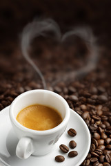 Filiżanka kawy z parą w kształcie serca - obrazy, fototapety, plakaty