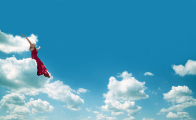 chica sentada en una nube.Concepto de felicidad y libertad
