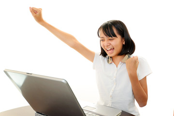 ガッツポーズの女の子