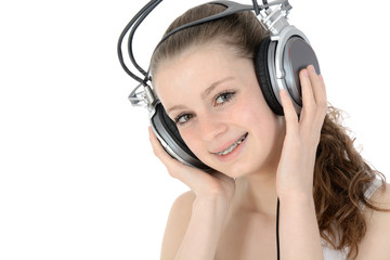 Teenager h&ouml;rt Musik &uuml;ber Kopfh&ouml;rer