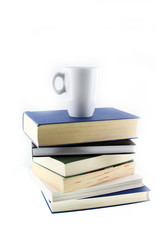 Bücherstapel und Tasse