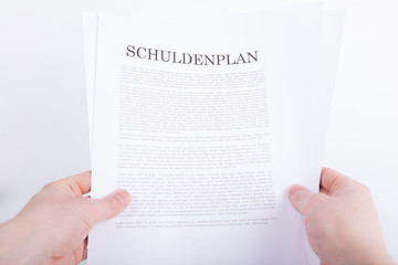 Hände halten Schuldenplan