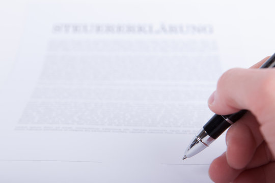 Unterschreiben der Steuererklärung