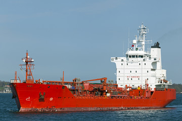 Tankschiff vor dem Nord-Ostsee-Kanal in Kiel, Deutschland