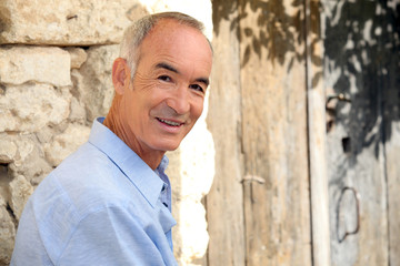 Obraz premium senior in his countryside house