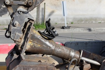 Pelleteuse &eacute;quip&eacute;e d'un marteau-piqueur