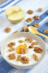 Joghurt mit Honig und Walnüssen