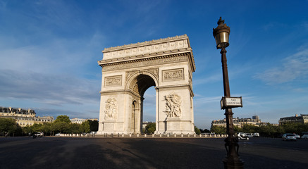Fototapeta na wymiar Place Charles de Gaulle et arc de triomphe