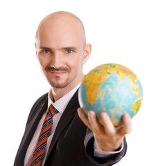 Mann mit Globus in der Hand