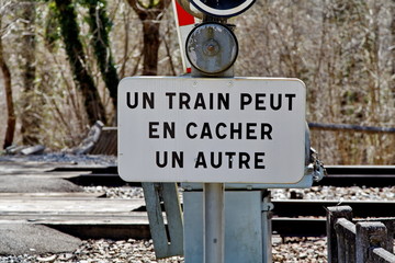 Un train peut en cacher un autre.