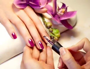 Foto op Plexiglas Manicure Manicure nagellak roze kleur