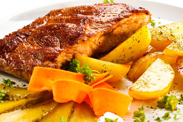 Tasty grilled ribs with vegetables