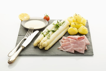 weißer Spargel mit Kartoffel, Schinken und Sauce Holandaise