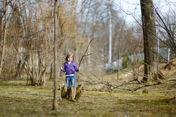 Obraz premium Adorable little girl having fun in a park