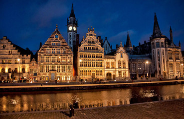 Fototapeta na wymiar Ładne domy w wieczorem w starym mieście Ghent, Belgia