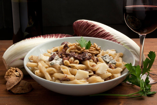 Pasta al sugo di radicchio rosso, gorgonzola e noci