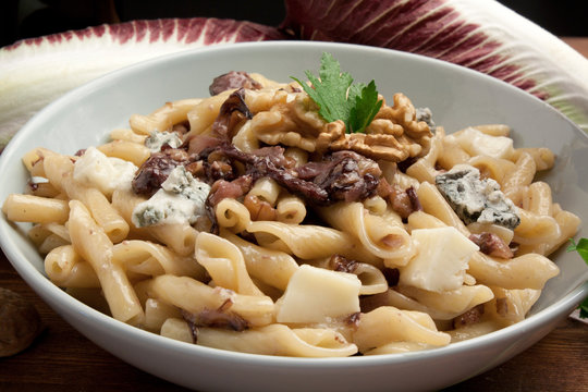 Pasta al sugo di radicchio rosso, gorgonzola e noci