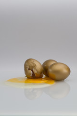 drei goldene Ostereiner, zerbrochen