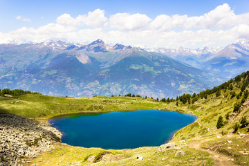 Fototapeta na wymiar Chamolé Lake w Valle d'Aosta