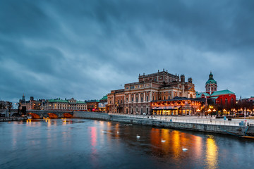 Fototapeta na wymiar Oświetlony Sztokholm Opera Królewska w wieczór, Szwecja