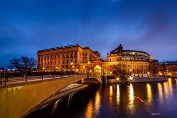 Fototapeta na wymiar Riksdagu budynku i Riksgatan Most wieczorem, Sztokholm,