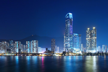 Naklejka premium Port w Hongkongu w nocy