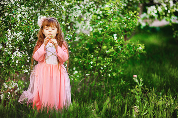 Obraz na płótnie Canvas beautiful little girl in a spring garden