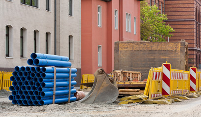 Baumaterial und Ausrüstung auf einer Strassenbaustelle