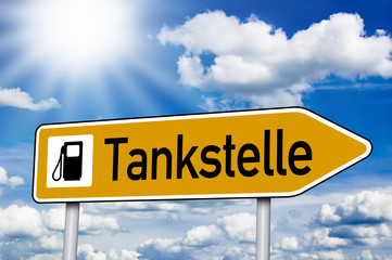Obraz premium Wegweiser mit Tankstelle und Zapfsäule