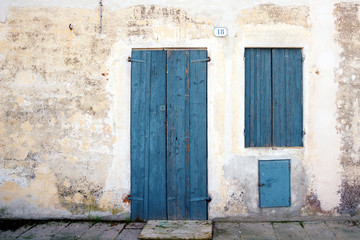 Fototapeta na wymiar Stare drzwi - stare drzwi
