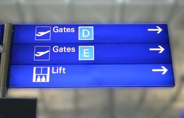 Gates Hinweisschild Flughafen