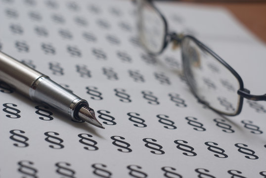 Pi&oacute;ro i okulary na tle w paragrafy