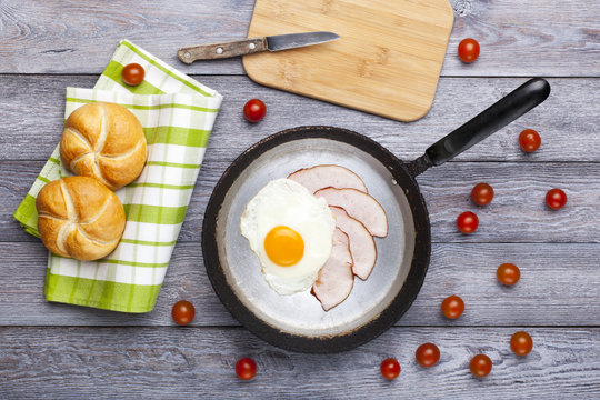 Fried egg and ham breakfast