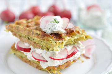 Kräuterwaffel mit Radieschenquark