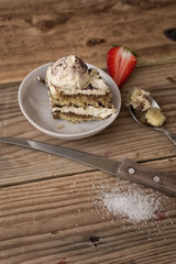 Сочная клубника и пирожное