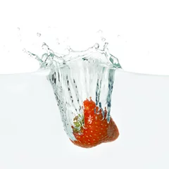 Papier Peint photo autocollant Éclaboussures deau La fraise tombe profondément sous l& 39 eau