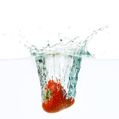 La fraise tombe profondément sous l& 39 eau