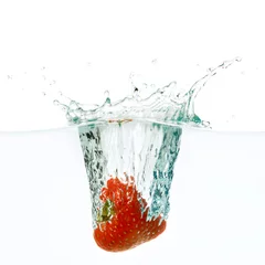 Photo sur Plexiglas Éclaboussures deau La fraise tombe profondément sous l& 39 eau