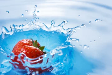 Papier peint Éclaboussures deau La fraise tombe profondément sous l& 39 eau