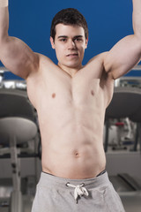 Obraz premium Strong handsome man exercising at the gym