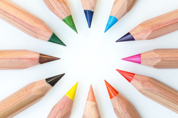 Buntstifte angeordnet im Kreis in bunten Farben