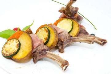 Ребра ягненка, приготовленные на гриле с овощами