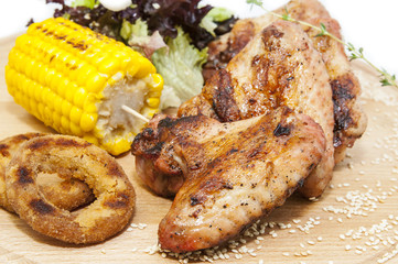 Куриные крылышки- гриль с кукурузой и тминным кренделем