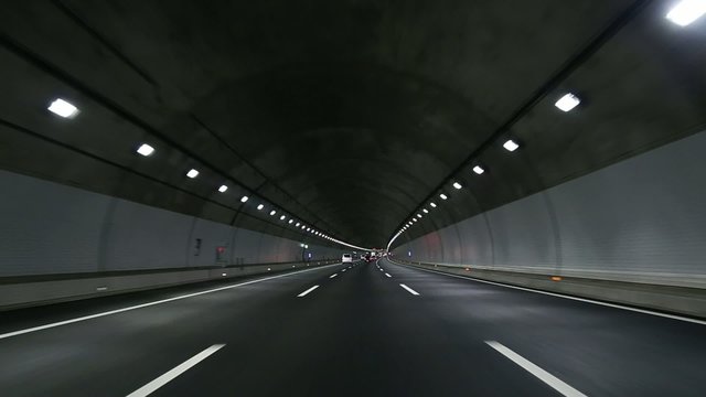 トンネル内を走行中の風景