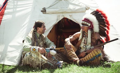 Foto op Plexiglas Noord-Amerikaanse Indianen zitten aan een wigwam © Shchipkova Elena