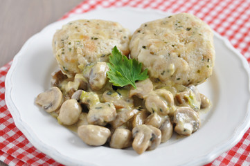 Semmelknödel mit Schwammerlsauce