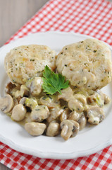 Semmelknödel mit Schwammerlsauce