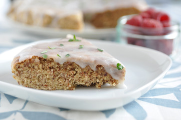 Mandelkuchen mit Zitronenglasur und Himbeeren