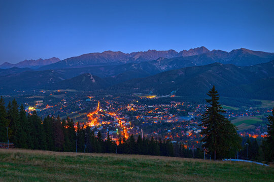 Fototapeta Night panorama of Zakopane against the Tatras, Poland.